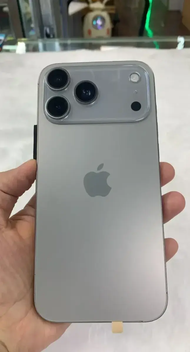 Perbandingan iPhone 17 Pro KW dan render iPhone 17 Pro asli