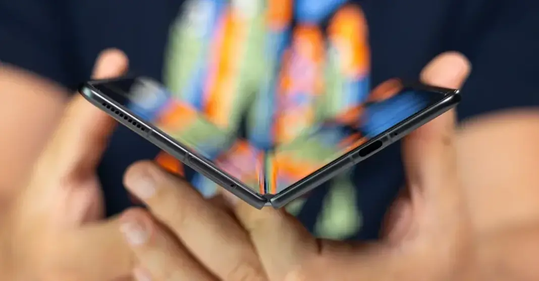 Honor phone dari jarak dekat, menunjukkan desain tipis dan layar lipat