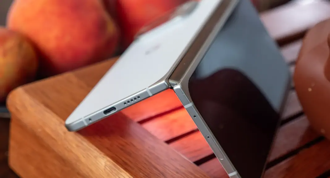 Google Pixel 9 Pro Fold dengan layar menyala dalam posisi terlipat