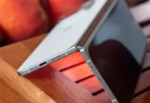 Google Pixel 9 Pro Fold dengan layar menyala dalam posisi terlipat