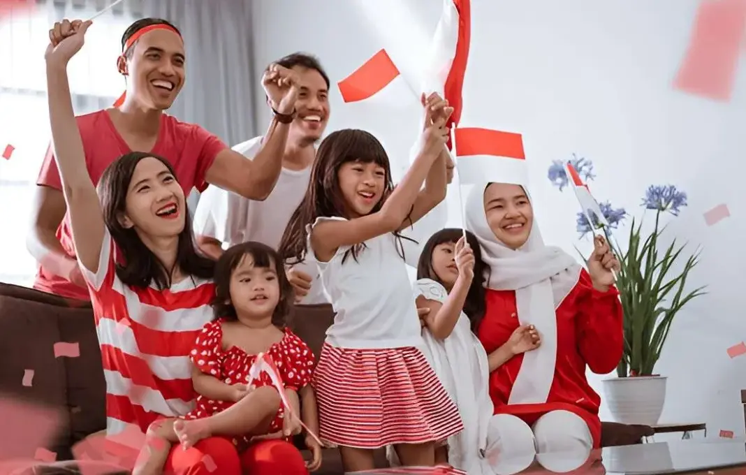 Keluarga merayakan 17 Agustus di rumah dengan dekorasi merah putih
