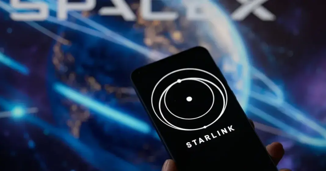 Layar ponsel menampilkan logo Starlink dengan latar belakang banner SpaceX