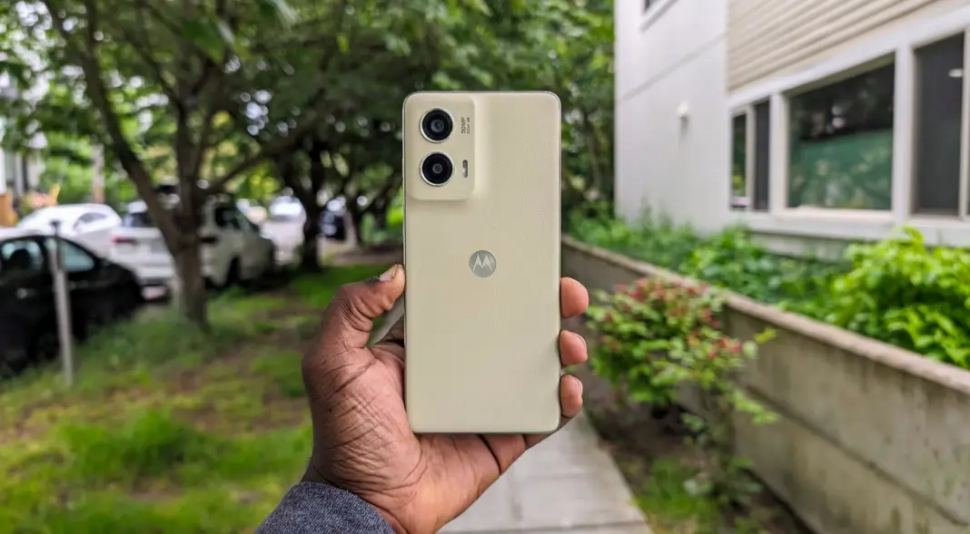Moto G Stylus 5G 2024 ditampilkan di tangan dengan latar luar ruangan