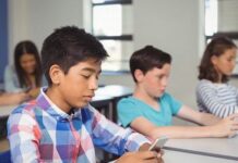 Ilustrasi ponsel restart otomatis dengan tampilan logo booting di layar