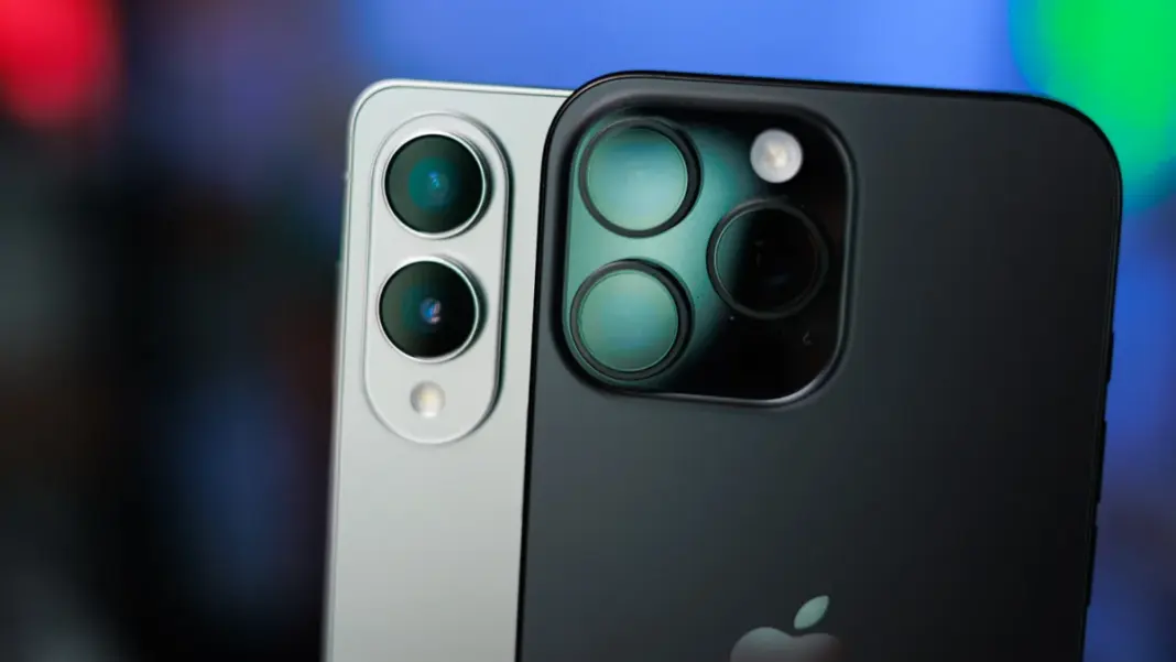 Ilustrasi pabrik chip TSMC dengan grafik kenaikan harga smartphone iPhone dan Samsung