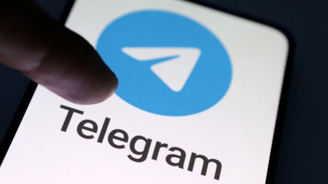 Pavel Durov pendiri Telegram dengan latar grafis pertumbuhan pengguna aplikasi