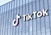 Ilustrasi layar smartphone menampilkan aplikasi TikTok dengan ikon live streaming yang dinonaktifkan