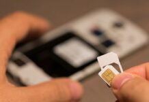 Pelanggan Lama Harus Registrasi Kartu SIM Biometrik? Ini Jawaban Operator Seluler Ilustrasi proses registrasi kartu perdana AXIS dengan smartphone dan dokumen NIK