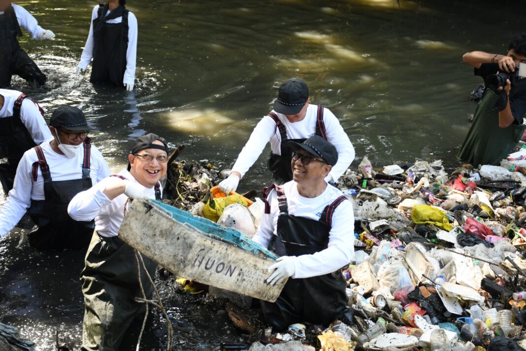 Telkom dan Pandawara Bersihkan 1,4 Ton Sampah di Sungai Cioray Bandung