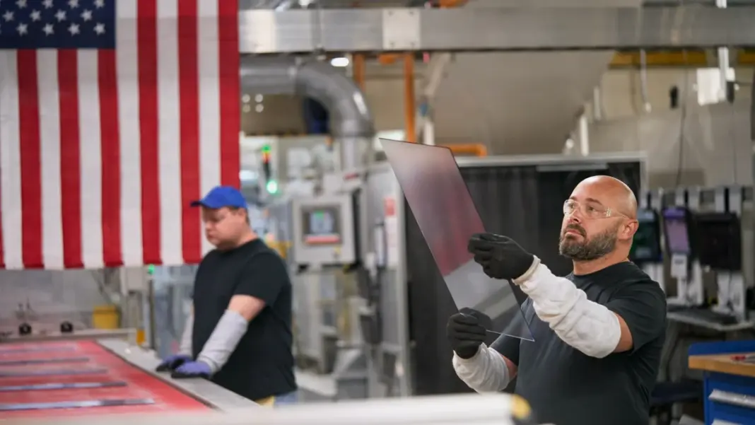 Apple Investasi Rp 40 Triliun untuk Kaca iPhone di AS, Tim Cook Janji Lebih Banyak Lagi