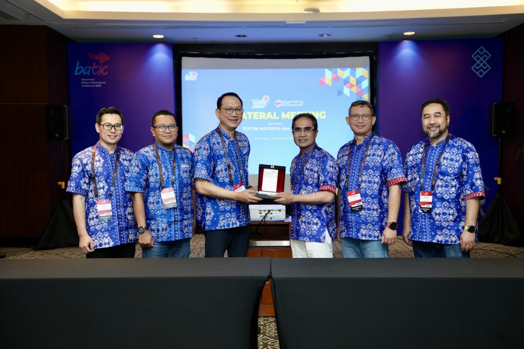 XLSMART dan Telkom Tandatangani Kerja Sama Strategis di BATIC 2025