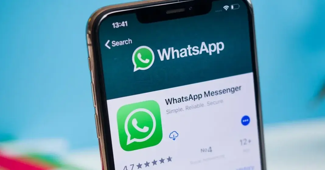 Aplikasi WhatsApp terlihat di layar iPhone dengan notifikasi update keamanan