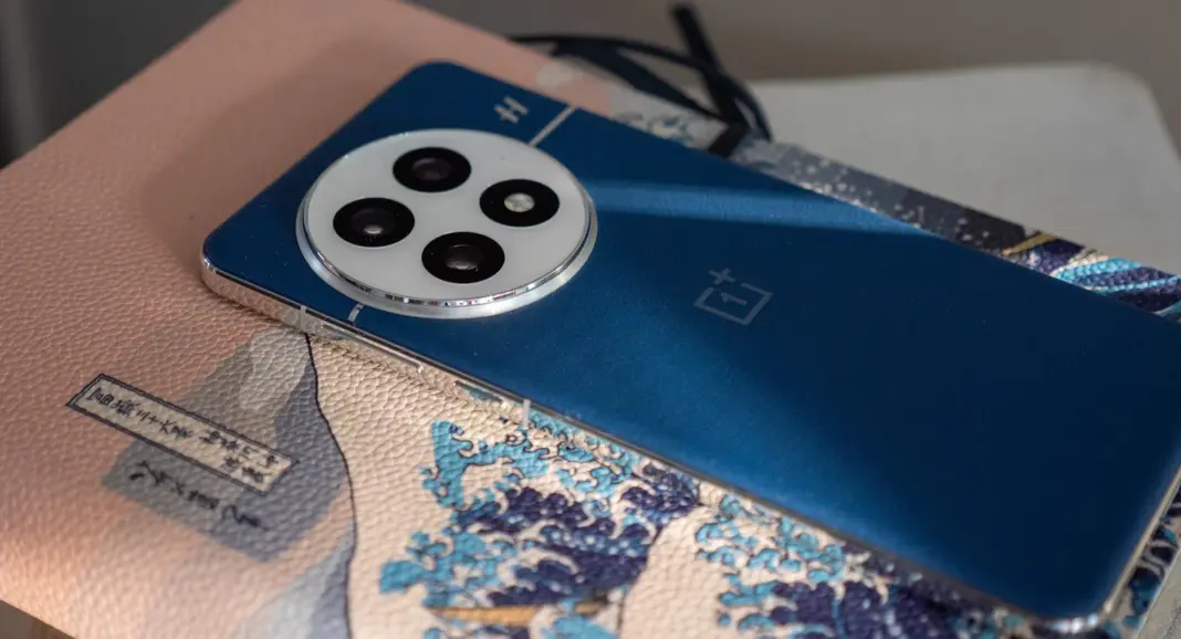 Tampilan belakang OnePlus 13 dengan desain kamera dan warna Ocean blue yang elegan