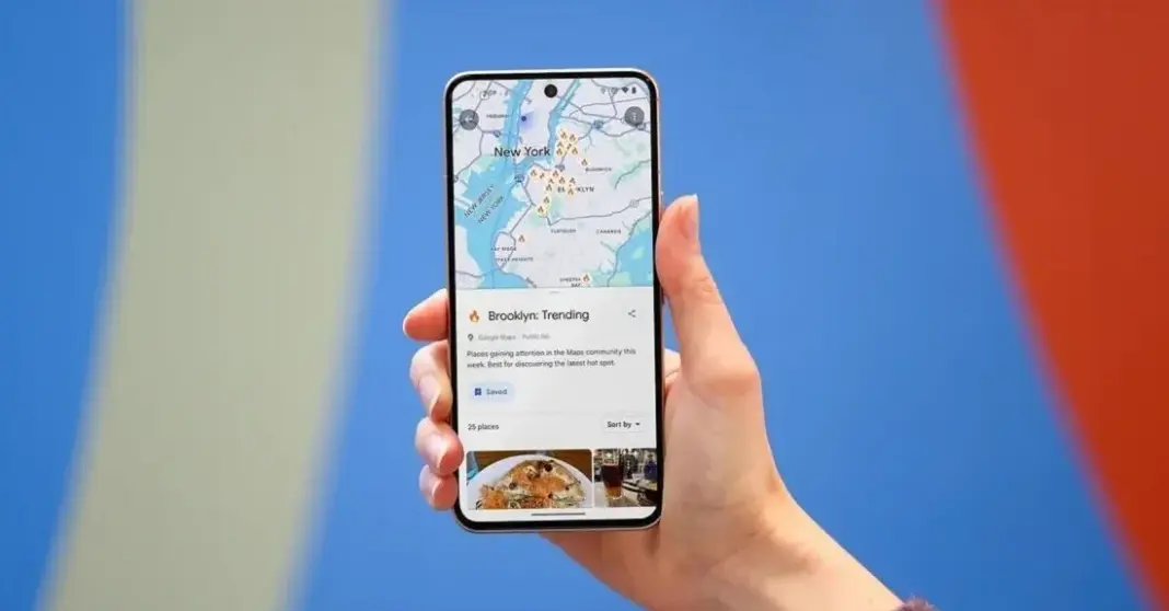 Seorang pengguna memegang ponsel Android dengan tampilan Google Maps di layar