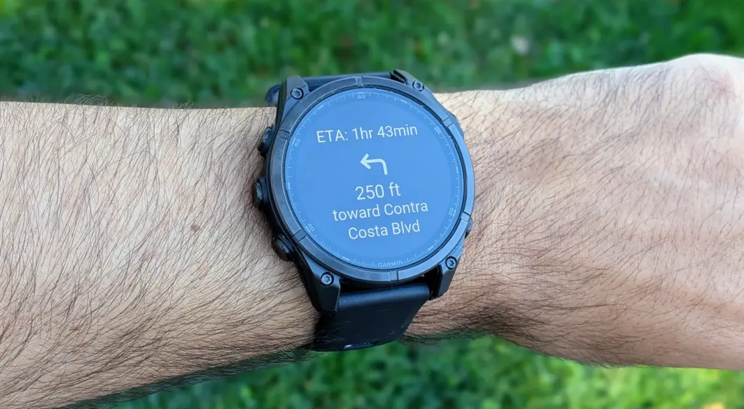Garmin Fenix 8 menampilkan petunjuk arah Google Maps dengan tampilan ETA dan panah navigasi