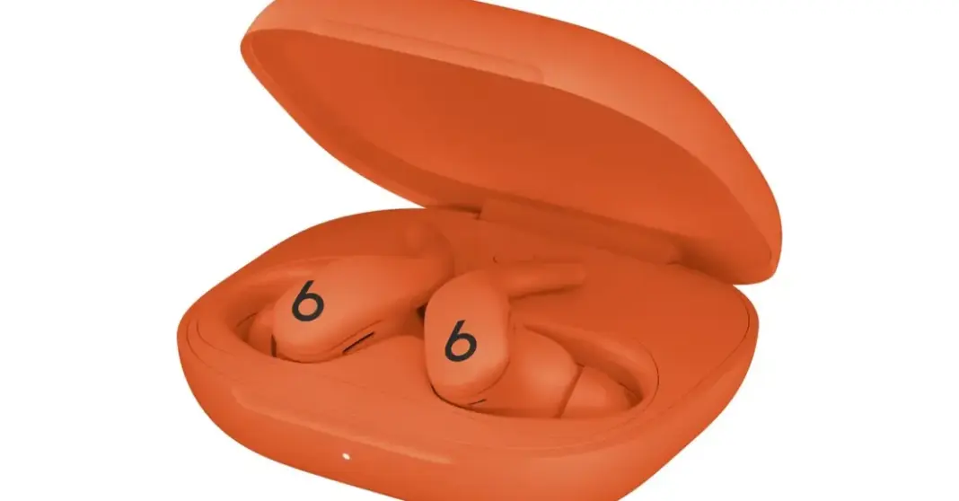 Gambar bocoran Beats Powerbeats Fit warna oranye dengan desain sporty