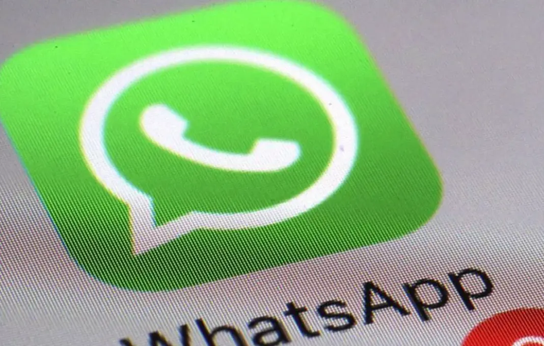 Ilustrasi aplikasi WhatsApp dengan tampilan chat yang menunjukkan perbedaan ukuran tulisan