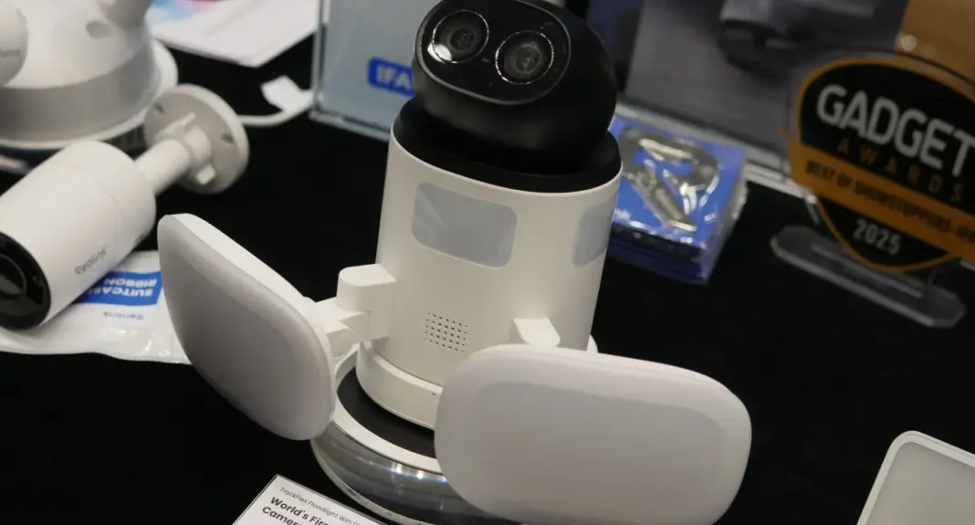 Kamera keamanan Reolink TrackFlex Floodlight WiFi dengan fitur AI dan lampu sorot