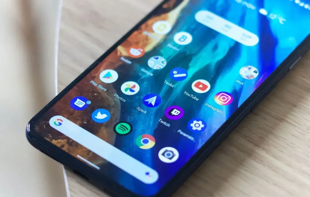 Ilustrasi layar smartphone bergerak sendiri atau ghost touch dengan tampilan sentuhan acak