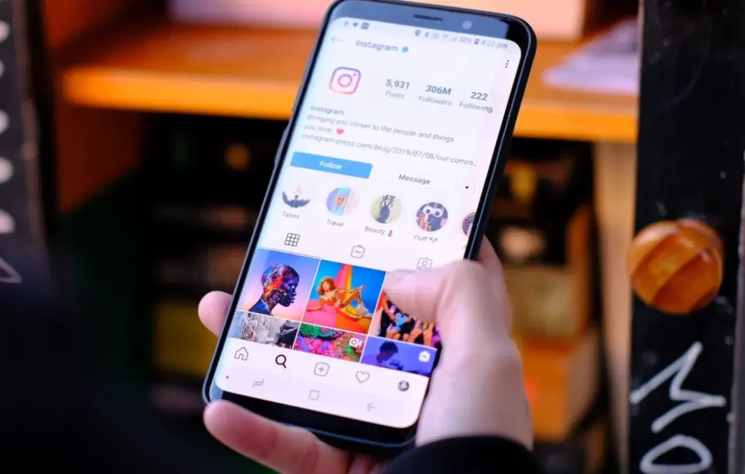 Ilustrasi tampilan profil Instagram dengan bubble highlights
