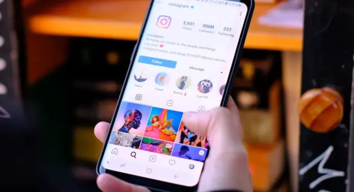 Ilustrasi tampilan profil Instagram dengan bubble highlights