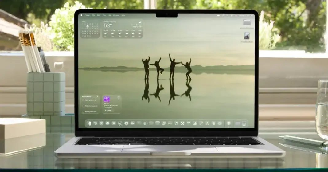 MacBook menampilkan sistem operasi macOS 26 Tahoe dengan desain Liquid Glass terbaru