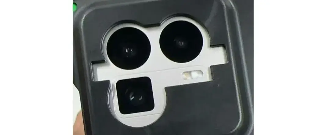 Desain kamera Realme GT 8 Pro yang bocor, menunjukkan modul kamera di sudut kiri atas dengan kemungkinan kolaborasi Ricoh.