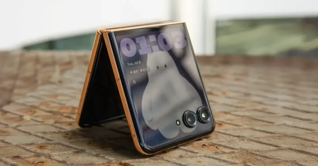 Tampilan close-up Motorola Razr+ (2025) dengan desain lipat yang elegan dan modern