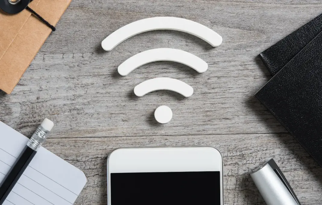 Ilustrasi internet kecepatan tinggi dengan latar belakang jaringan fiber optik dan simbol kecepatan 10G.