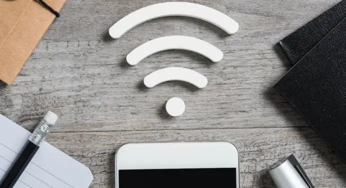 Ilustrasi internet kecepatan tinggi dengan latar belakang jaringan fiber optik dan simbol kecepatan 10G.