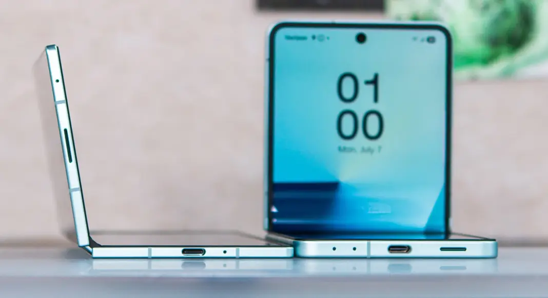 Samsung Galaxy Z Fold 7 dan Flip 7 dalam warna Mint yang sedang menerima pembaruan software terbaru