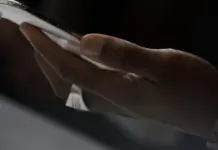 iPhone Air ultra-tipis dipegang tangan