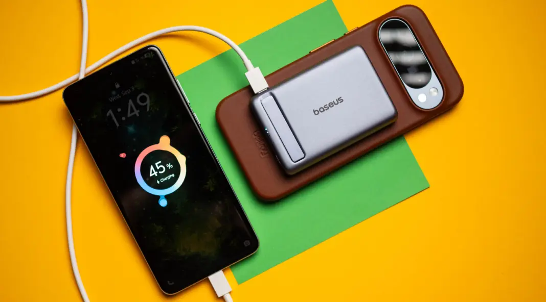 Baseus PicoGo AM31 5000mAh Power Bank dengan dukungan Qi2 dan kickstand, diuji pada perangkat iPhone dan Android.