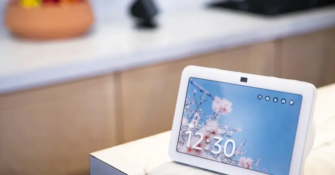 Amazon Echo Show 8 smart display dengan layar sentuh dan asisten virtual Alexa