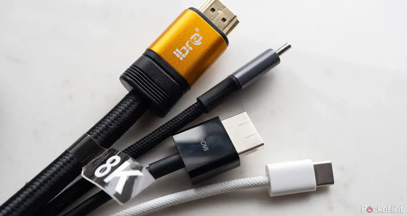 Beberapa kabel audio video diletakkan bersebelahan