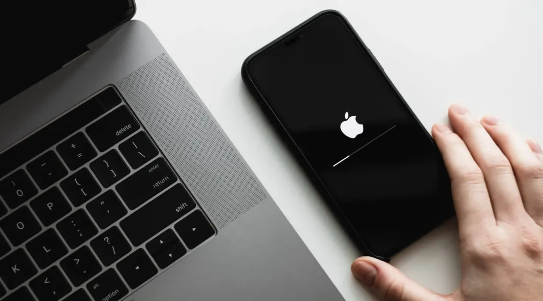 iPhone sedang diperbarui dengan sistem keamanan terbaru dari Apple