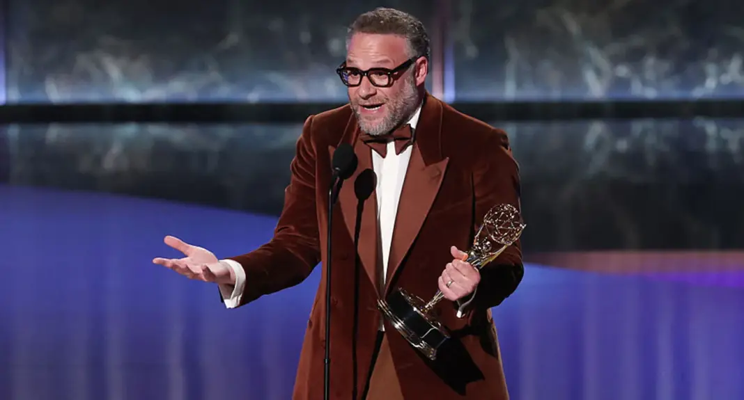 Seth Rogen memegang penghargaan Outstanding Lead Actor in a Comedy Series untuk The Studio di Emmy Awards 2025