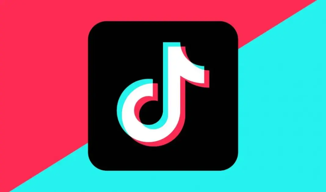 Ilustrasi negosiasi penjualan TikTok antara AS dan China dengan latar belakang peta dunia digital.