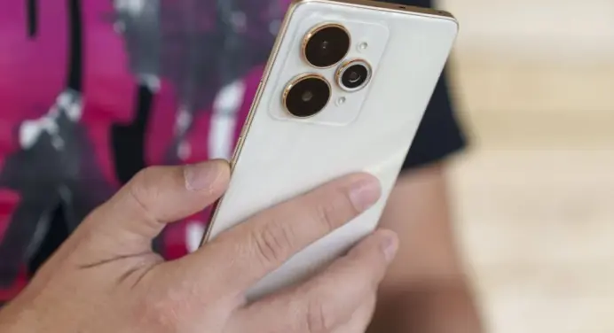 5 Smartphone dengan Desain Paling Unik dan Berani