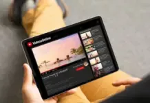Ilustrasi seseorang menonton YouTube di layar televisi dengan latar belakang grafis pendapatan kreator