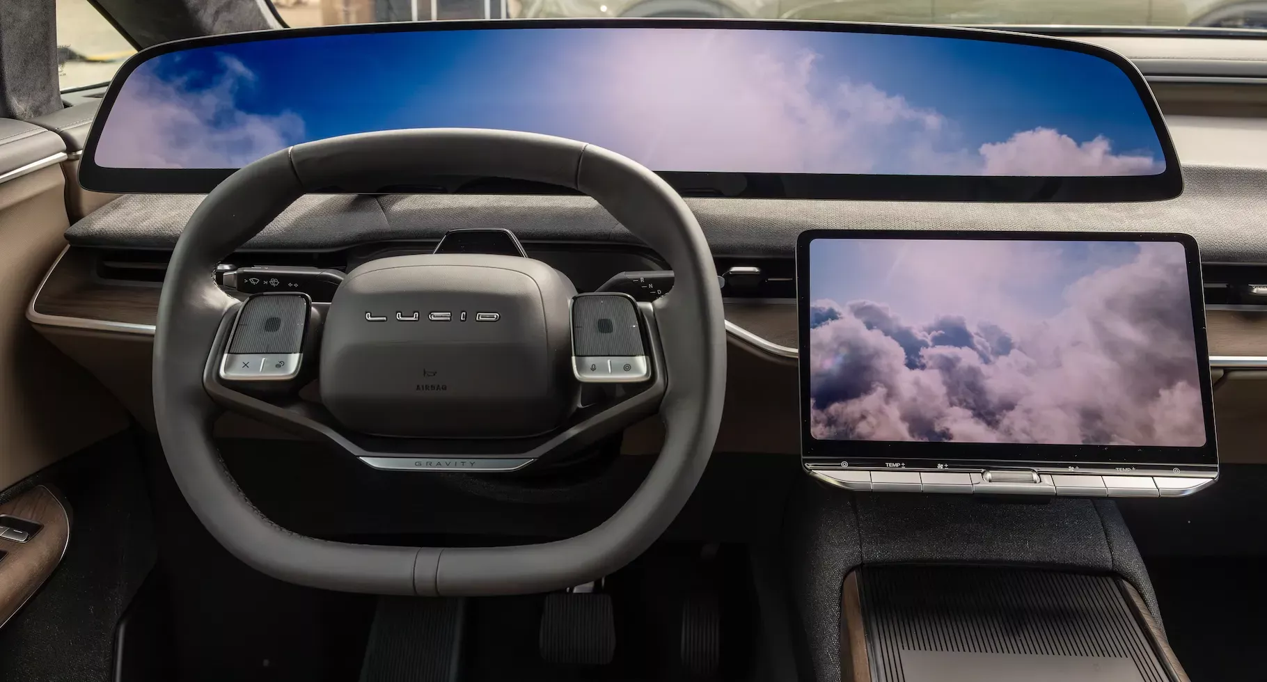 Lucid Gravity Dapat Update UX 3.3 dengan Fitur Dash Cam dan Towing Canggih