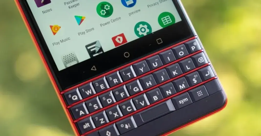 Sebuah smartphone BlackBerry dengan keyboard QWERTY fisik yang ikonik