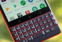 Sebuah smartphone BlackBerry dengan keyboard QWERTY fisik yang ikonik