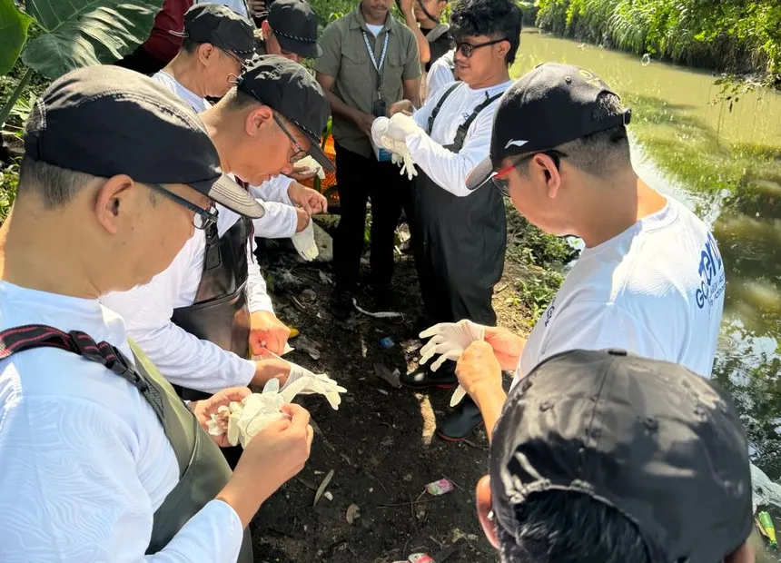 Aksi Bersih Sungai Cioray oleh Telkom dan Pandawara Group