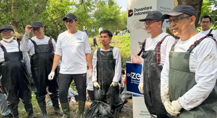 Aksi bersih sungai Cioray Bandung oleh Telkom dan Pandawara Group