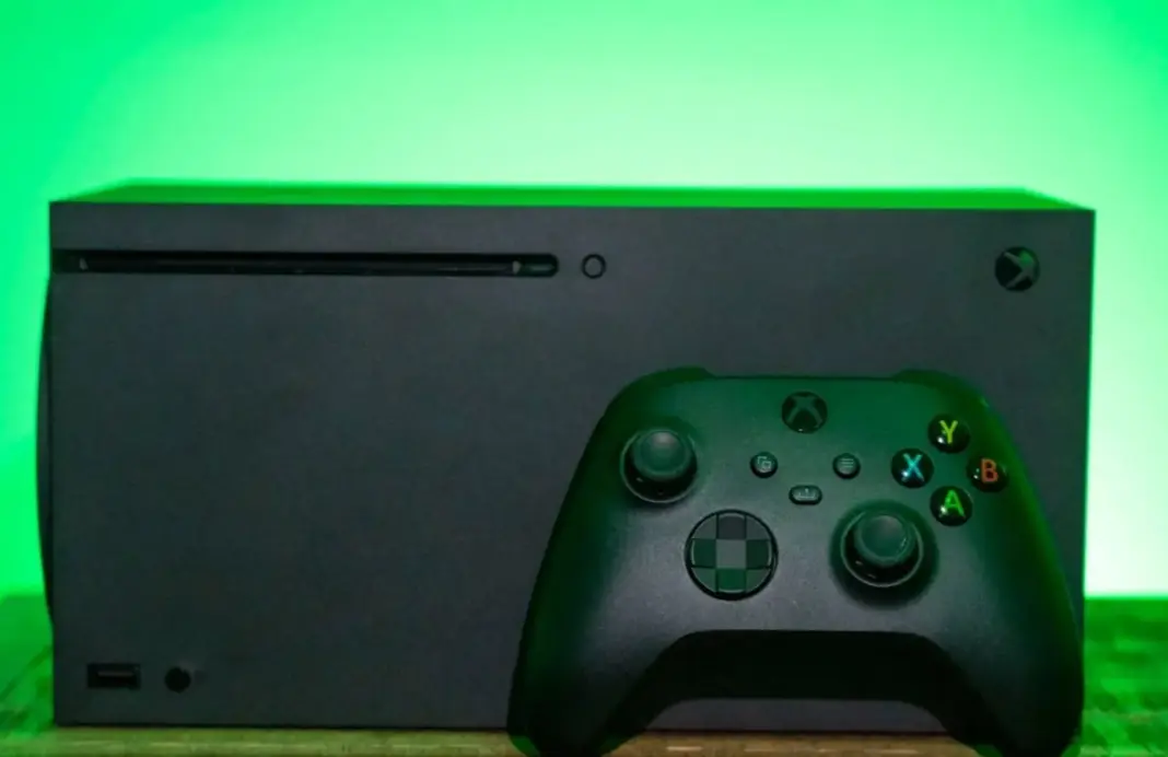 Konsol Xbox Series X dengan latar belakang gelap