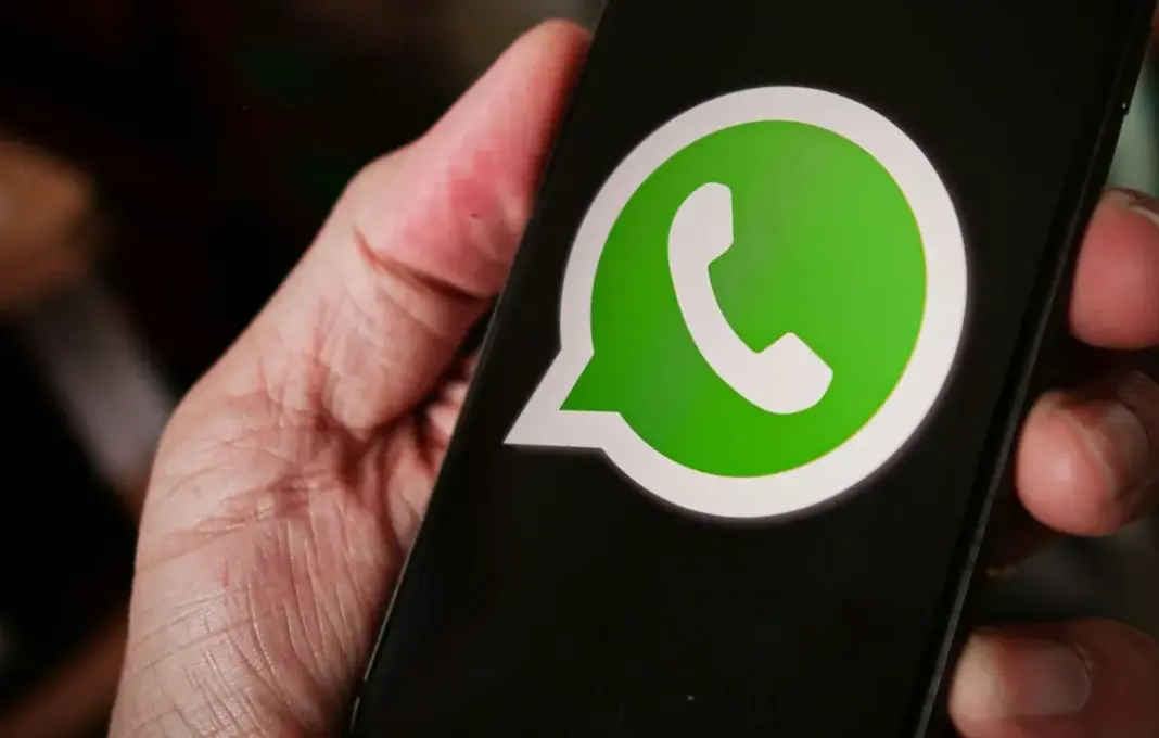 Ilustrasi WhatsApp dengan notifikasi pembatasan akun