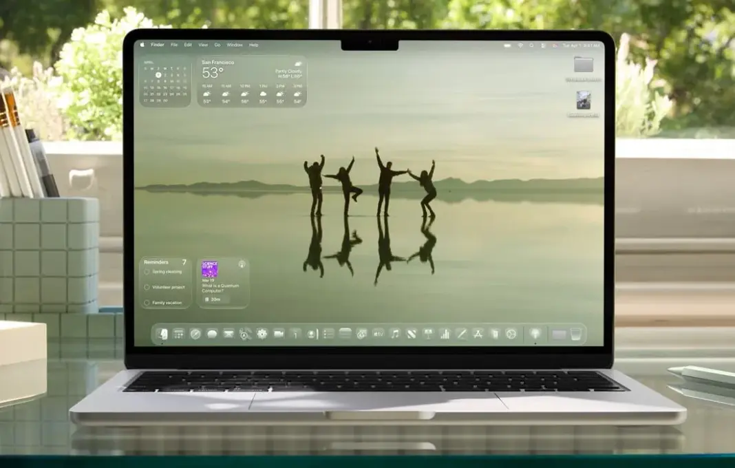 Laptop Macbook dengan desain Liquid Glass di MacOS 26 Tahoe.