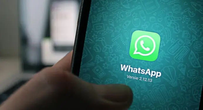 Ilustrasi transfer data WhatsApp dari ponsel lama ke ponsel baru