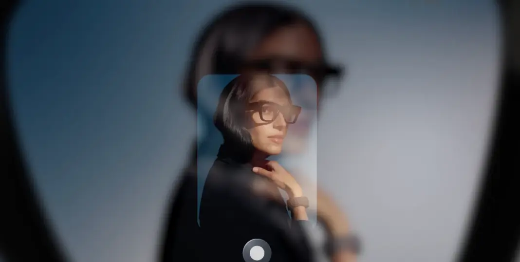 Model menggunakan Kacamata AI Meta Ray-Ban Display dengan desain klasik dan teknologi canggih